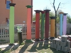 Kolumny betonowe filary podpory głowice doryckie