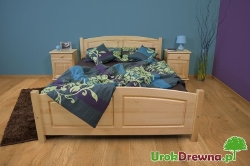 Łóżko do sypialni z drewna sosnowego.